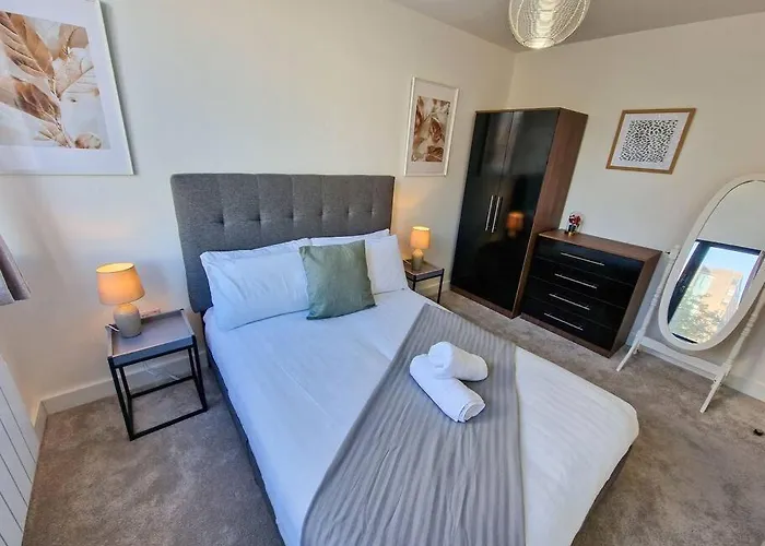 Free Parking: Old Trafford Apartment