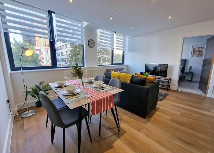 Free Parking: Old Trafford Apartment