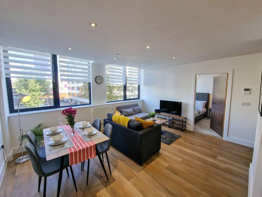 Free Parking: Old Trafford Apartment *