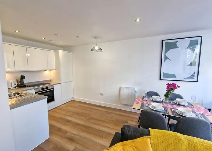 Free Parking: Old Trafford Apartment